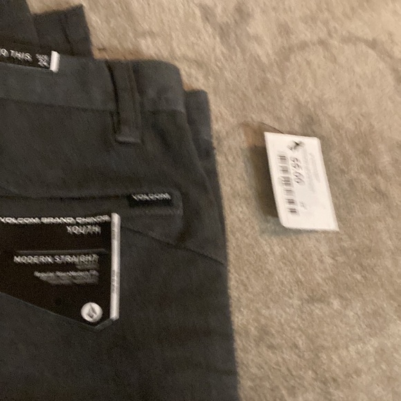 Volcom true to this dark grey pants - Picture 5 of 6